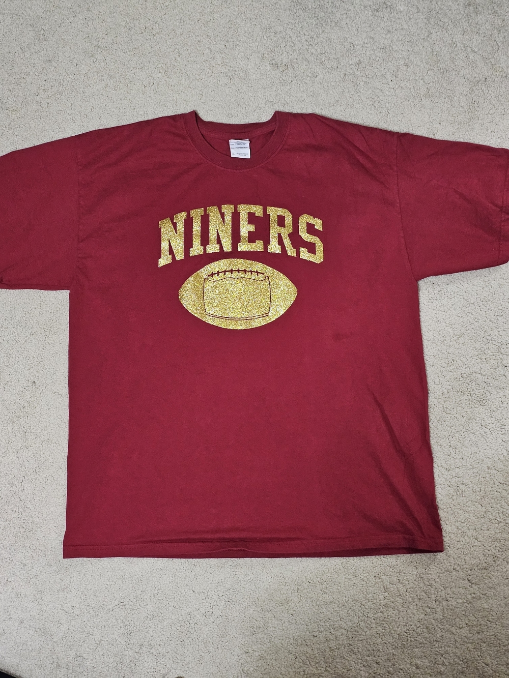 Gildan Red/Maroon T-Shirt with Gold 'NINERS' Football Graphic Size XL
